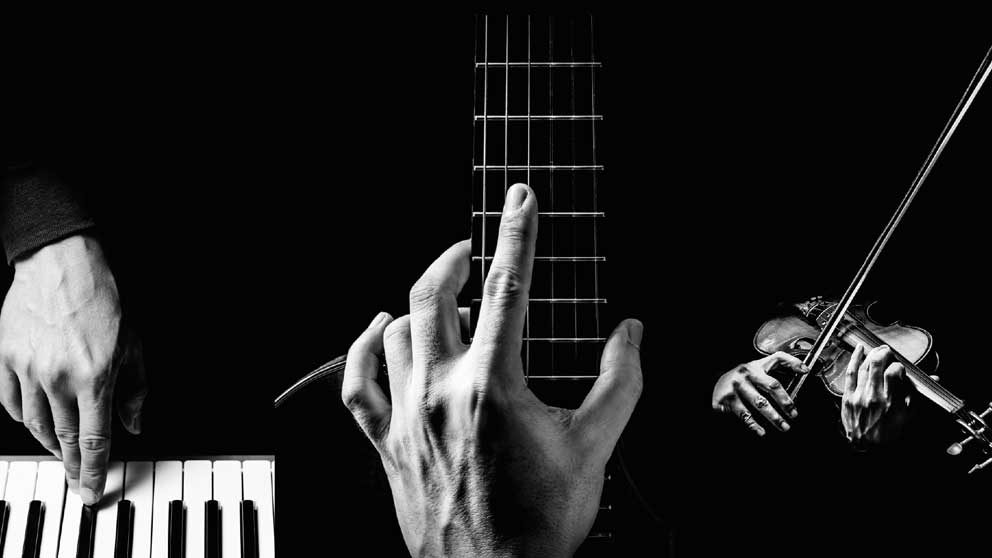 fotografías en blanco y negro de manos tocando instrumentos