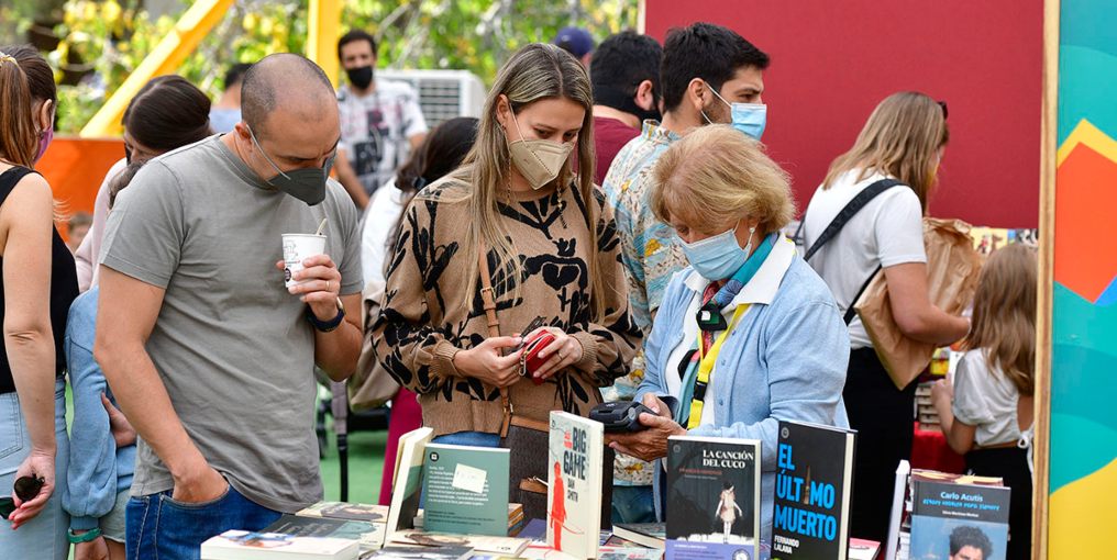 personas comprando en la feria del libro