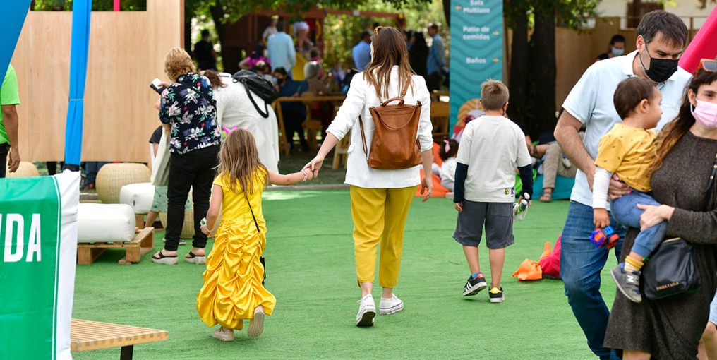 niños y adultos recorriendo la feria del libro