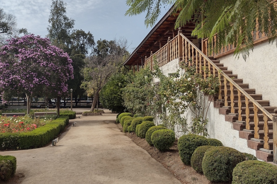 Jardines al costado de una casa